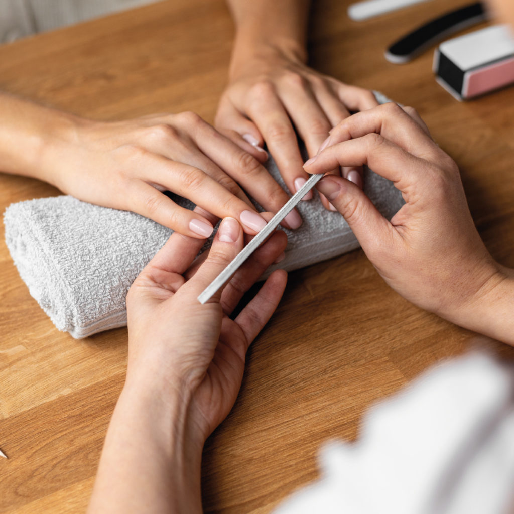 Mujer realizando manicura
