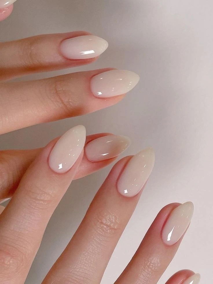 Diseño de uñas acrílicas 2026 estilo Old Money en tono milky white