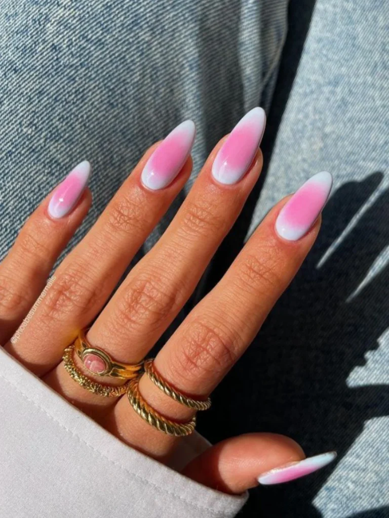 Diseño de uñas acrílicas 2026 con efecto aura rosa y blanco