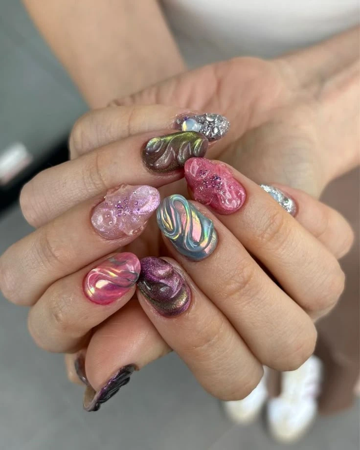 Diseño de uñas acrílicas 2026 con relieve 3D, cristales y efectos brillantes